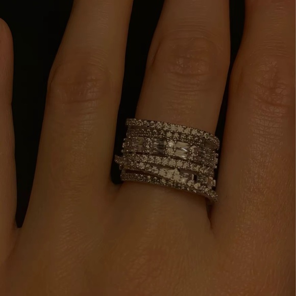 Elegant Zirconia Diamond Crystal Band Silver Ring - Picture 14 of 16